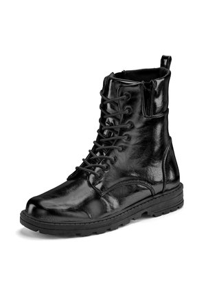 Schwarze Leder-Stiefelette mit glänzender Oberfläche, ausgestattet mit Schnürung an der Vorderseite, einem seitlichen Reißverschluss und einer robusten Gummisohle.