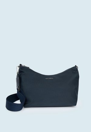 Sac à bandoulière bleu marine foncé avec une large sangle réglable et un logo argenté "Pepe Jeans" sur le devant, sur un fond bleu pâle.