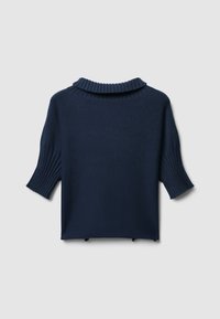 Pull cropped navy avec un col montant côtelé et des manches courtes côtelées, présentant une texture douce et des accents de boutons sur les côtés.