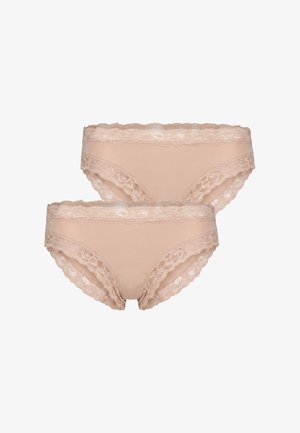Zwei beige Damen-Bikini-Slips mit Spitzenbesatz übereinandergelegt, die florale Spitzendetails an Bund und Beinausschnitten zeigen.