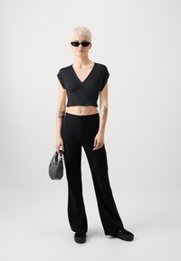 ONLY Petite ONLASTRID - Paprasti marškinėliai - black