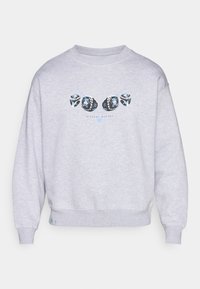 Sweatshirt cinza feito de um tecido macio, apresentando uma impressão gráfica de elementos decorativos em preto e azul na parte da frente, gola redonda e punhos canelados.