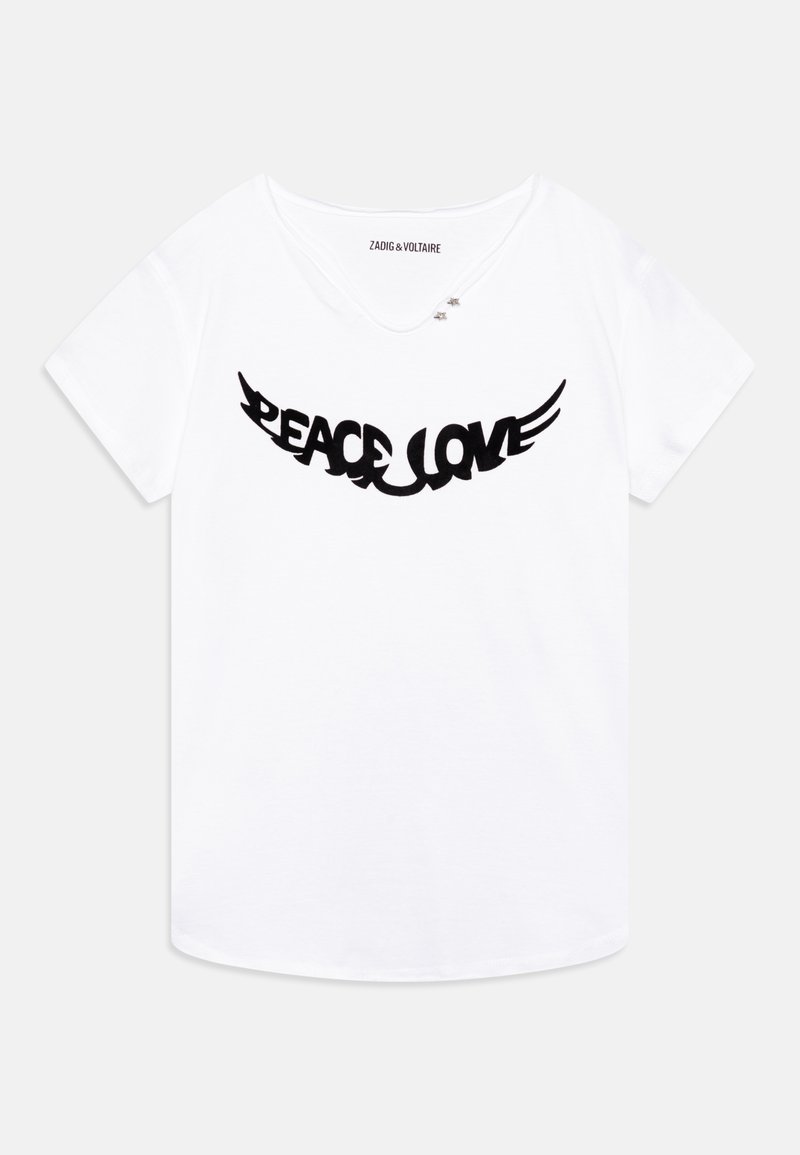Camiseta blanca de manga corta hecha de algodón con un gráfico negro que dice "PAZ AMOR" y acentos de alas en la parte delantera. Diseño de escote en V.
