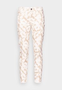 Pantalones blancos con un patrón abstracto en beige claro, que presentan un diseño de piernas rectas, cinco bolsillos y un cierre de botón metálico.