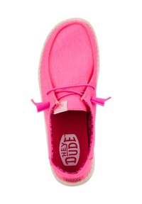 Chaussure en tissu rose avec un bout rond, des lacets élastiques et une semelle texturée. L'intérieur présente une doublure à motifs et une semelle intérieure de marque, étiquetée "HEY DUDE."