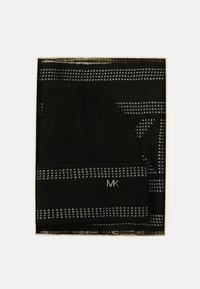 Set di berretto nero in maglia e sciarpa coordinata, caratterizzati da un motivo geometrico bianco e dal logo "MK" in argento. Presentato in una scatola dorata.