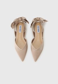 Μπεζ σατέν γόβες με μυτερή μύτη, λεπτά λουράκια στον αστράγαλο και διακοσμητικά φιόγκους. Λεία υφή με κομψό σχέδιο και μινιμαλιστική αισθητική.