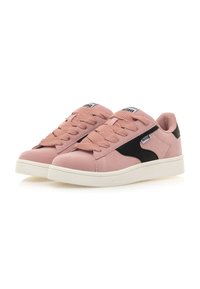 Roze suède sneakers met zwarte accenten, platte veters en een witte rubberen zool. Heeft een logo-patch op de tong en zijdetails.