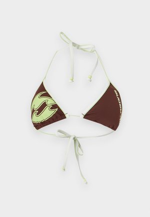 Καφέ και ανοιχτό πράσινο τρίγωνο μπικίνι τοπ με λευκούς ρυθμιζόμενους δεσίματα στον λαιμό και την πλάτη, με αφηρημένο σχέδιο σε ένα ποτήρι.