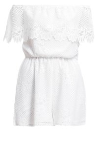 Abito bianco in pizzo off-shoulder con motivi floreali, vita elastica e dettagli a bordo scallopato sul ruffle superiore.