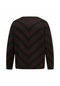Pull marron foncé à manches longues avec des rayures chevron noires formant un motif en V dans le dos et sur les manches sur fond blanc.