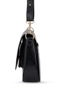 Schwarze Kunstledertasche mit Krokodilstruktur. Verfügt über eine strukturierte Form, goldfarbene Beschläge und einen verstellbaren Tragegurt. Seitenansicht.