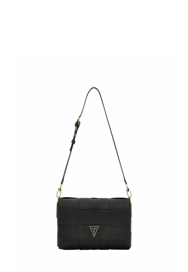 Bolso de mano de cuero negro con diseño acolchado, que presenta una placa con logo en tono dorado y una correa ajustable. Forma rectangular compacta.