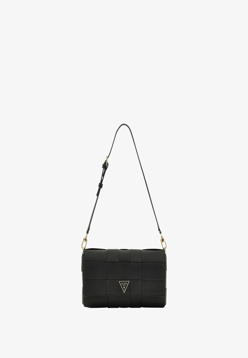 Bolso de mano de cuero negro con diseño acolchado, que presenta una placa con logo en tono dorado y una correa ajustable. Forma rectangular compacta.