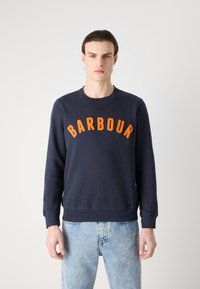 Sweatshirt azul-marinho feito de algodão, com o texto "BARBOUR" em laranja bordado na parte da frente. Mangas longas e punhos canelados.
