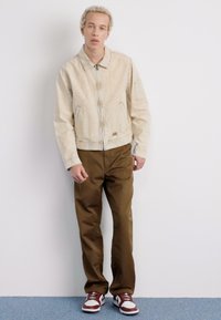 Carhartt WIP SIMPLE PANT - Relaxed fit jeans - dark brown