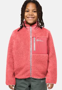 Giacca in pile di un vivace colore rosa con superficie testurizzata, dettagli grigi, chiusura a cerniera completa e tasca sul petto con logo. Taglio morbido e casual.