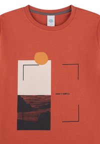 Rotes Baumwoll-T-Shirt mit rundem Ausschnitt, das ein grafisches Design aus geometrischen Formen und den schwarzen Text "KEEP IT SIMPLE." zeigt.