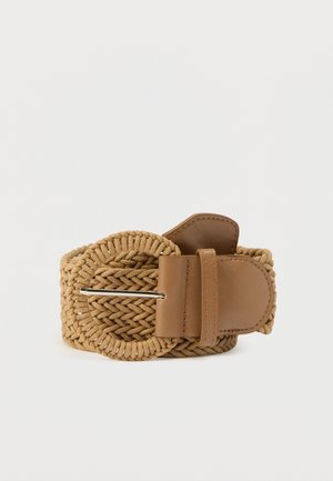 Cintura intrecciata color cuoio realizzata con fibre naturali, con fibbia e cinturino in pelle marrone e un puntale metallico per la chiusura.