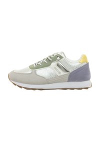 Zapatilla con parte superior de malla y suede en gris, verde y morado. Presenta acentos plateados, cierre de cordones y una suela de goma.