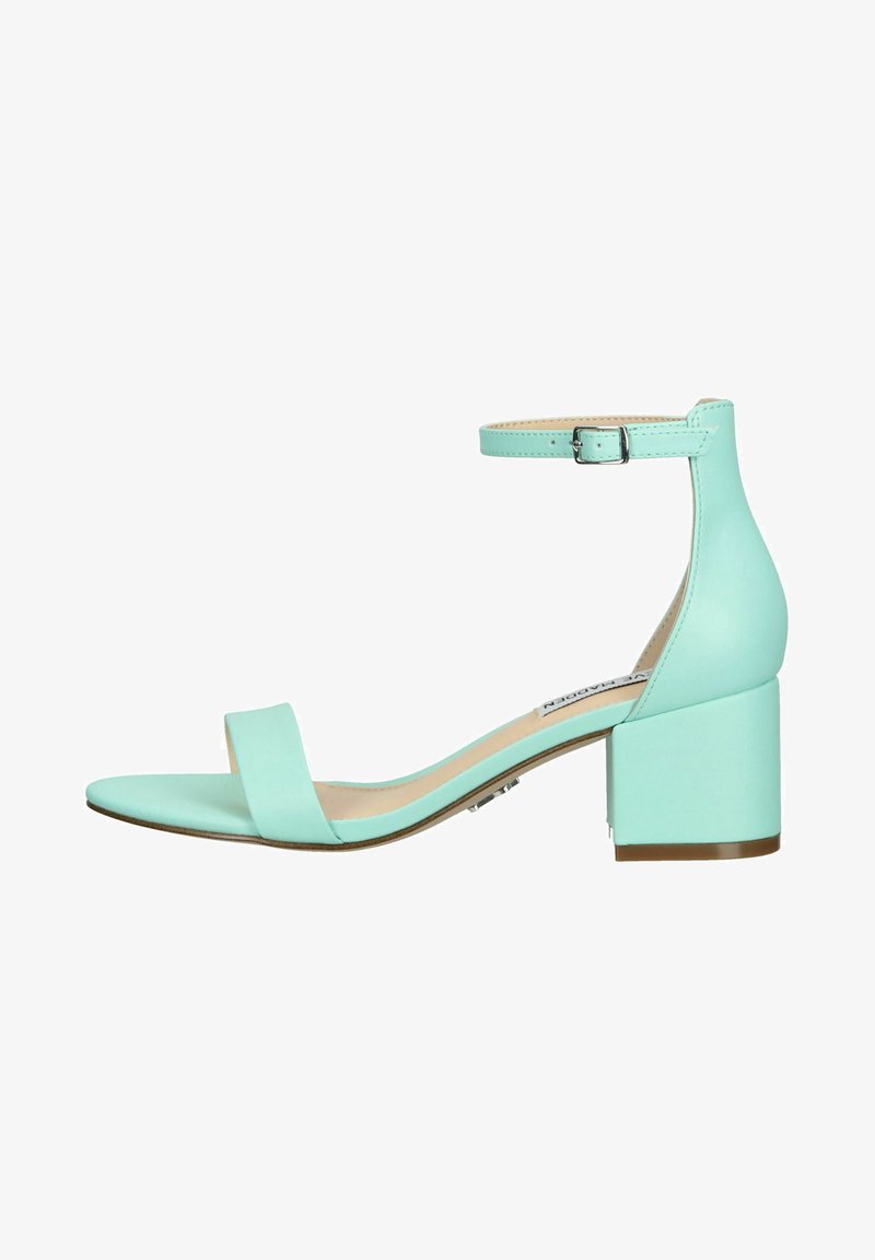Miętowo-zielone sandały na słupku z paskiem na kostce, z szeroką taśmą na palcach i gładkim materiałem syntetycznym. Prosty i nowoczesny design.