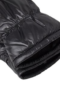 Czarna puchowa rękawiczka z błyszcząca, gładką fakturą oraz elastycznymi ściągaczami przy mankiecie i miękką podszewką.