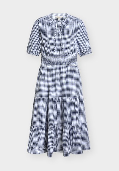 Robe midi à carreaux bleus et blancs avec manches ballon, taille cintrée, jupe à volants et petit nœud au col rond.