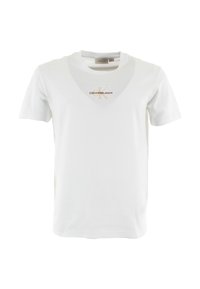 Camiseta de algodón blanca con cuello redondo, mangas cortas y un acento en forma de V. Presenta un logo central en beige y marrón.