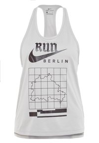 Canotta Dri-FIT bianca con testo nero "RUN" e "BERLIN", con un motivo a griglia che delinea una mappa nella parte inferiore. Texture liscia e design sportivo.