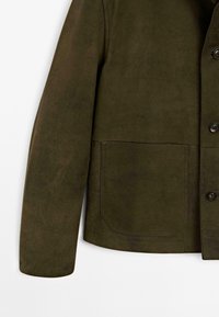 Olivgrünes Wildlederjackett mit strukturierter Form, ausgestattet mit einer geknöpften Vorderseite, einer großen Tasche auf der linken Seite und einer glatten Textur.
