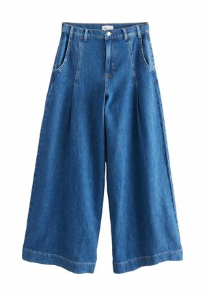 Culottes en denim bleu à jambes larges avec passants de ceinture, bouton devant, fermeture éclair et poches latérales, affichées à plat sur fond blanc.