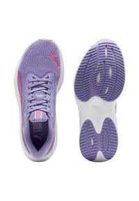 Lila Sportschuhe mit einem strukturierten Mesh-Obermaterial, pinken Akzenten und einer weißen Sohle mit einem gemusterten Profil für besseren Halt.