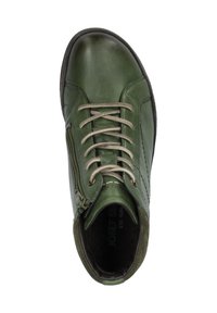 Scarpa alta in pelle verde con finitura testurizzata, lacci marroni chiari, zip laterale e cavigliera imbottita. L'interno presenta il logo del marchio.
