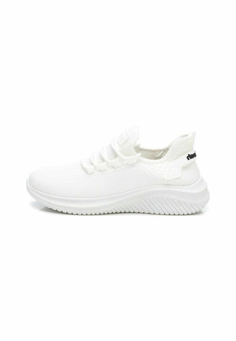 Zapatilla deportiva blanca con parte superior de malla texturizada, cordones elásticos, suela acolchada y suela con agarre estampado, que presenta un sutil logotipo en el talón.