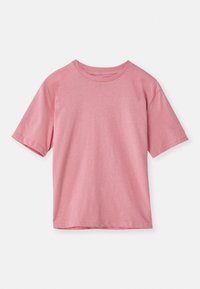 T-shirt en coton rose clair à manches courtes et col rond. Présente une coupe légèrement décontractée et une texture douce, sans motifs ni accents.