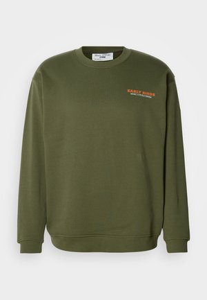 Oliivinvihreä huppari pitkillä hihoilla, pyöreällä kaula-aukolla ja ribbikuvioiduilla hihansuilla. Rinnassa orange väriin painettu teksti "EARLY BIRDS". Puuvillasekoitemateriaali.