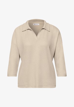 Beige strikket sweater med trekvartlange ærmer og en bred V-udskæring.
