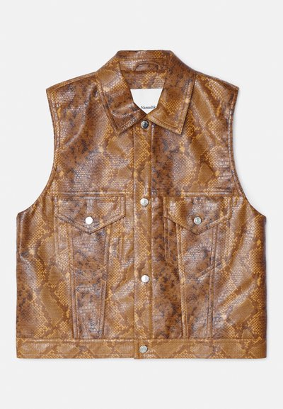 Vesta fără mâneci de culoare marron, fabricată din piele ecologică cu un model de piele de șarpe, având un guler ascuțit, două buzunare pe piept și accesorii din metal argintiu.