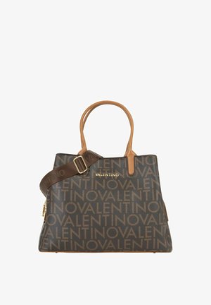 Borsa tote marrone con manici color cuoio e tracolla regolabile. Presenta un motivo con il logo e dettagli in oro. Materiale testurizzato con forma strutturata.