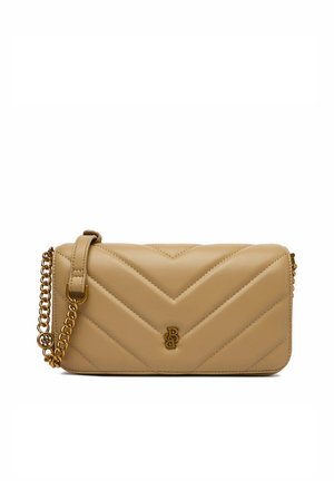 Bolso de hombro de cuero beige acolchado con correa de cadena dorada y pequeño logo doble "B" en la solapa frontal.