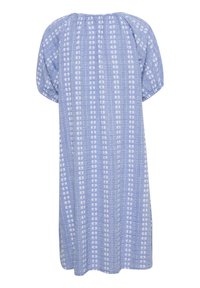 Ljusblå klänning med ett blommönster i vitt och vertikala ränder. Lätt avslappnad passform med korta puffärmar och rund halsringning.