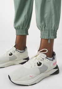 Girlfriend Collective SUMMIT TRACK PANT - Treniņtērpa apakšdaļas - chinoiserie