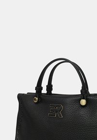 Borsa a mano in pelle nera con finitura testurizzata, dotata di manici corti, hardware dorato e logo sulla parte anteriore. Dettagli cuciti visibili.