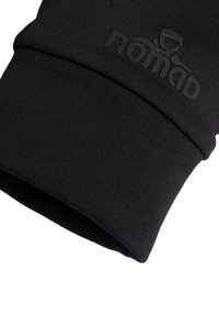 Zwarte textielsleeve met een geribbelde textuur. Voorzien van een verhoogd zwart "nomad" logo aan de bovenrand. Eenvoudig, functioneel ontwerp.