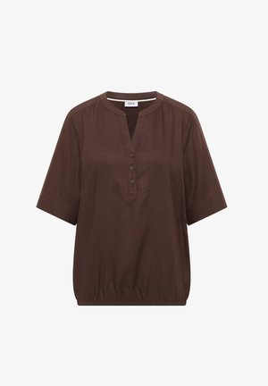 Bruine blouse met korte mouwen, ronde hals, gedeeltelijke knoopsluiting en elastische zoom, getoond op een witte achtergrond.