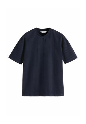 T-shirt bleu foncé à manches courtes, col rond, avec un motif subtil de rayures verticales texturées et une coupe décontractée.