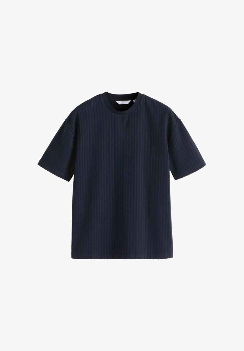 T-shirt bleu foncé à manches courtes, col rond, avec un motif subtil de rayures verticales texturées et une coupe décontractée.