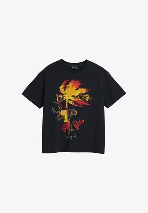 Must musta t-särk, millel on mitmevärviline graafiline disain kollase, punase ja rohelisega ning alumises osas kunstilised elemendid ja tekst.