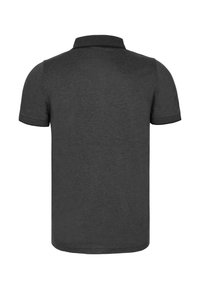 Polo gris de manga corta con cuello y puños texturizados, color sólido en todo, con un dobladillo recto y sin logotipos ni patrones visibles.