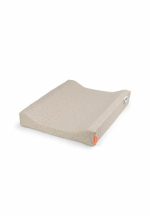 Saltea conturată pentru schimbatul bebelușului, bej, cu mici pete negre și o etichetă portocalie pe fundal alb.